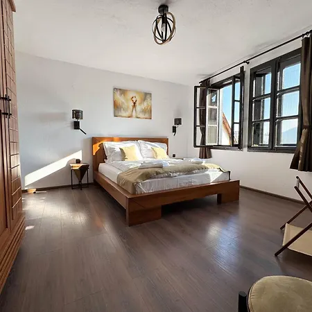 Bolyarski Izgrev - Panoramic View Old Town Apartment Veliko Tarnovo