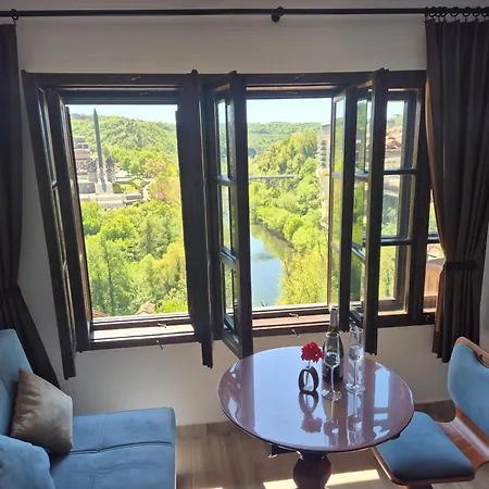 Bolyarski Izgrev - Panoramic View Old Town Apartment Veliko Tarnovo