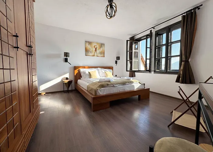 Bolyarski Izgrev - Panoramic View Old Town Apartment Veliko Tarnovo